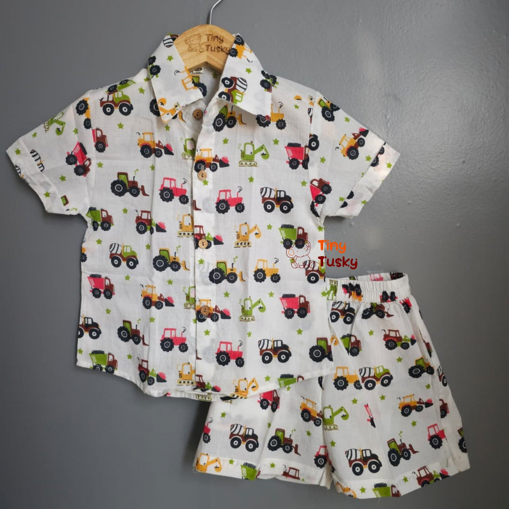 Children's shirt and shorts set with vehicle pattern on a gray background